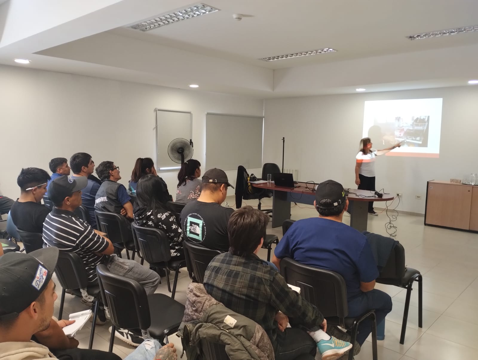 La Municipalidad de Trelew capacitó en manipulación de alimentos a trabajadores del Mercado Concentrador